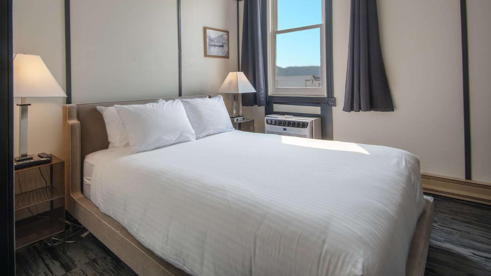 Midnight Sun, A Coast Hotel Dawson City Exterior foto