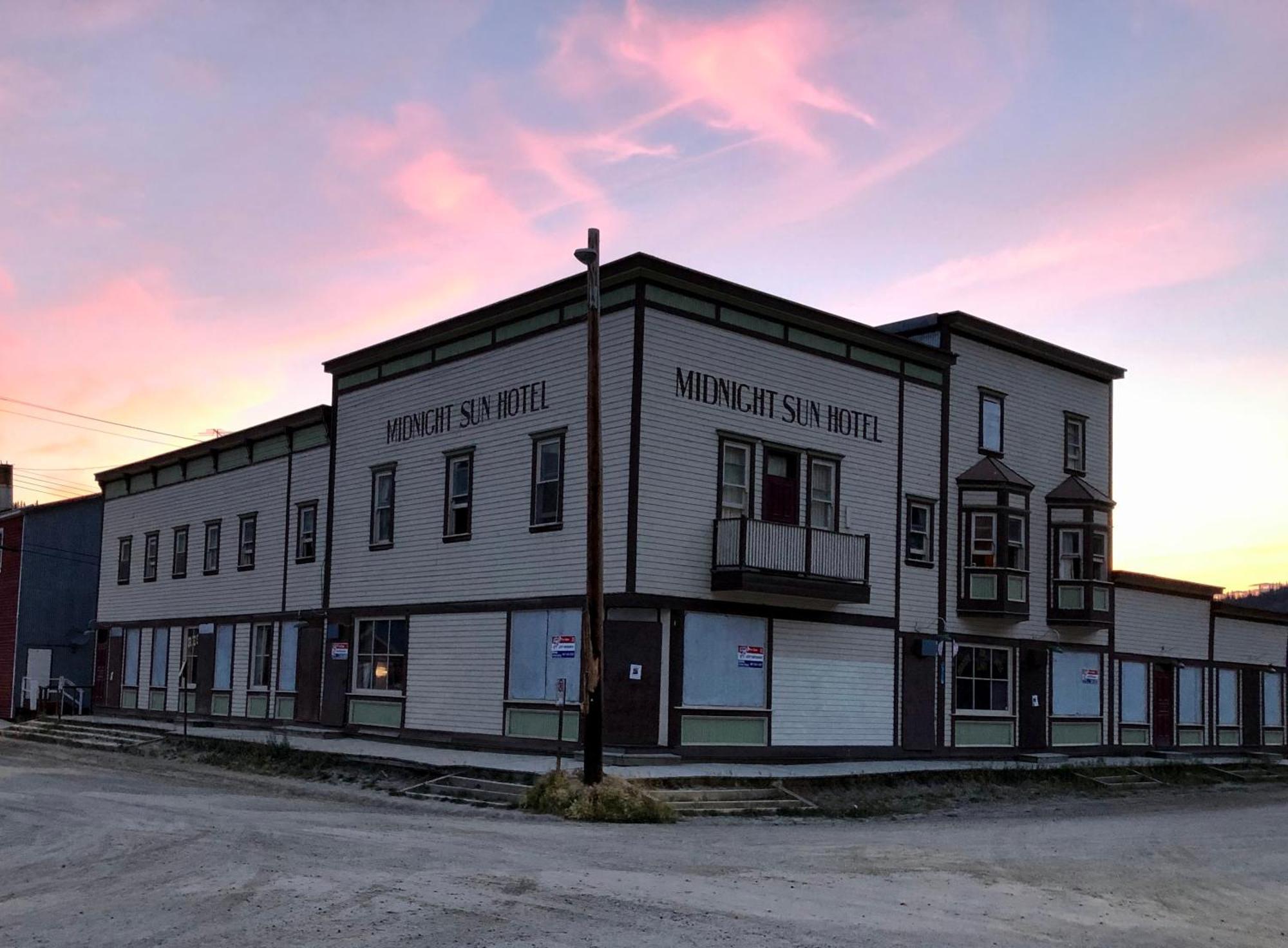 Midnight Sun, A Coast Hotel Dawson City Exterior foto