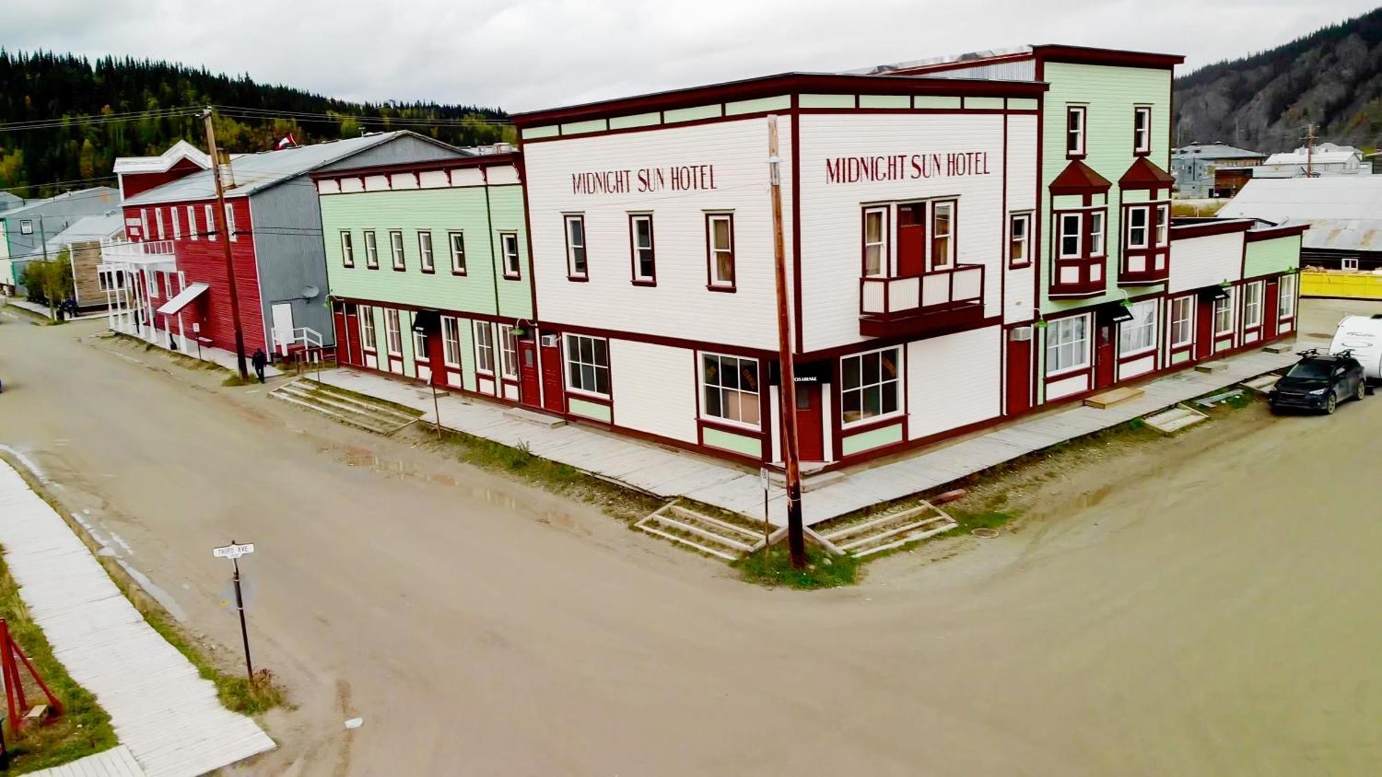Midnight Sun, A Coast Hotel Dawson City Exterior foto