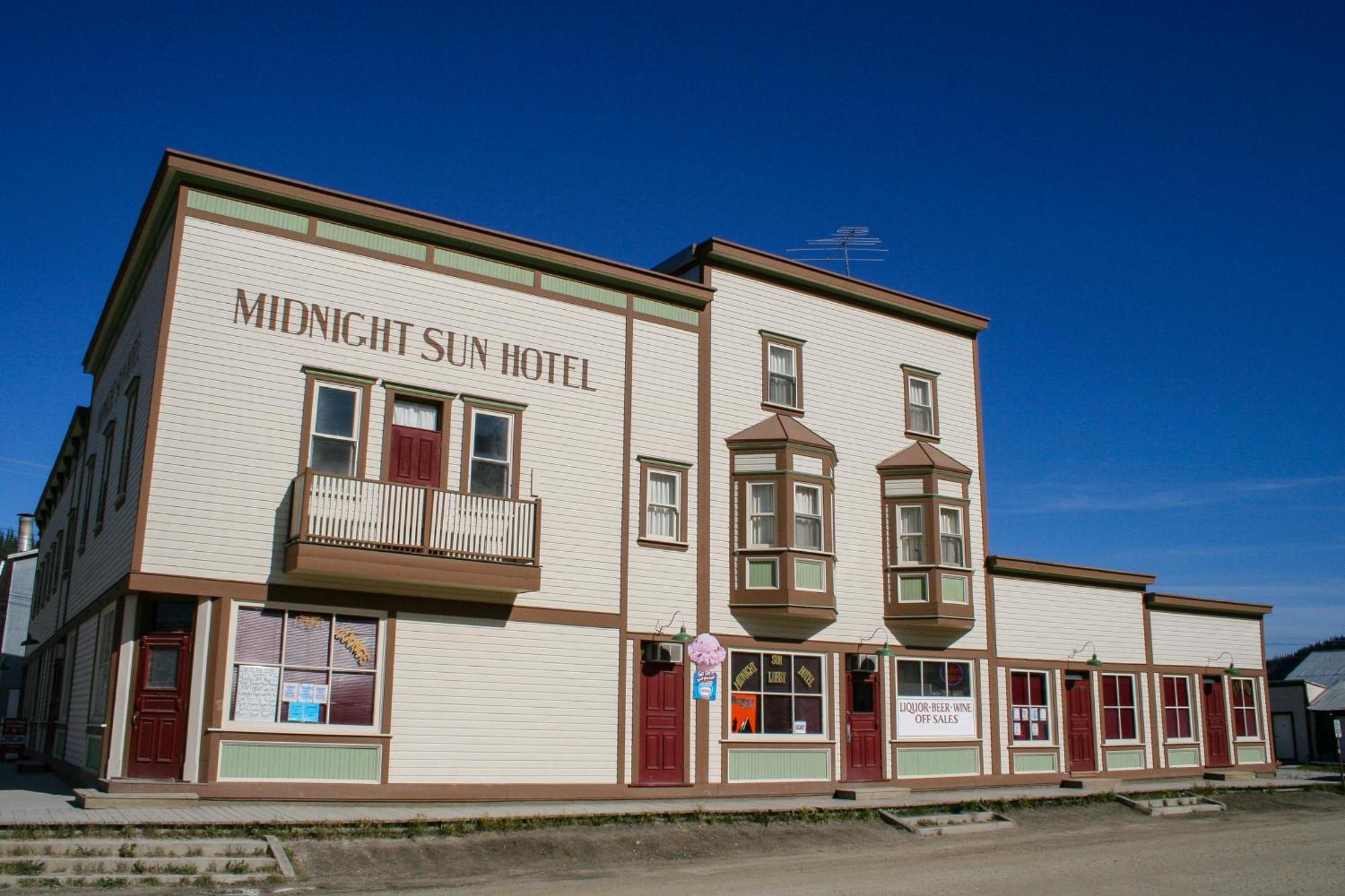 Midnight Sun, A Coast Hotel Dawson City Exterior foto